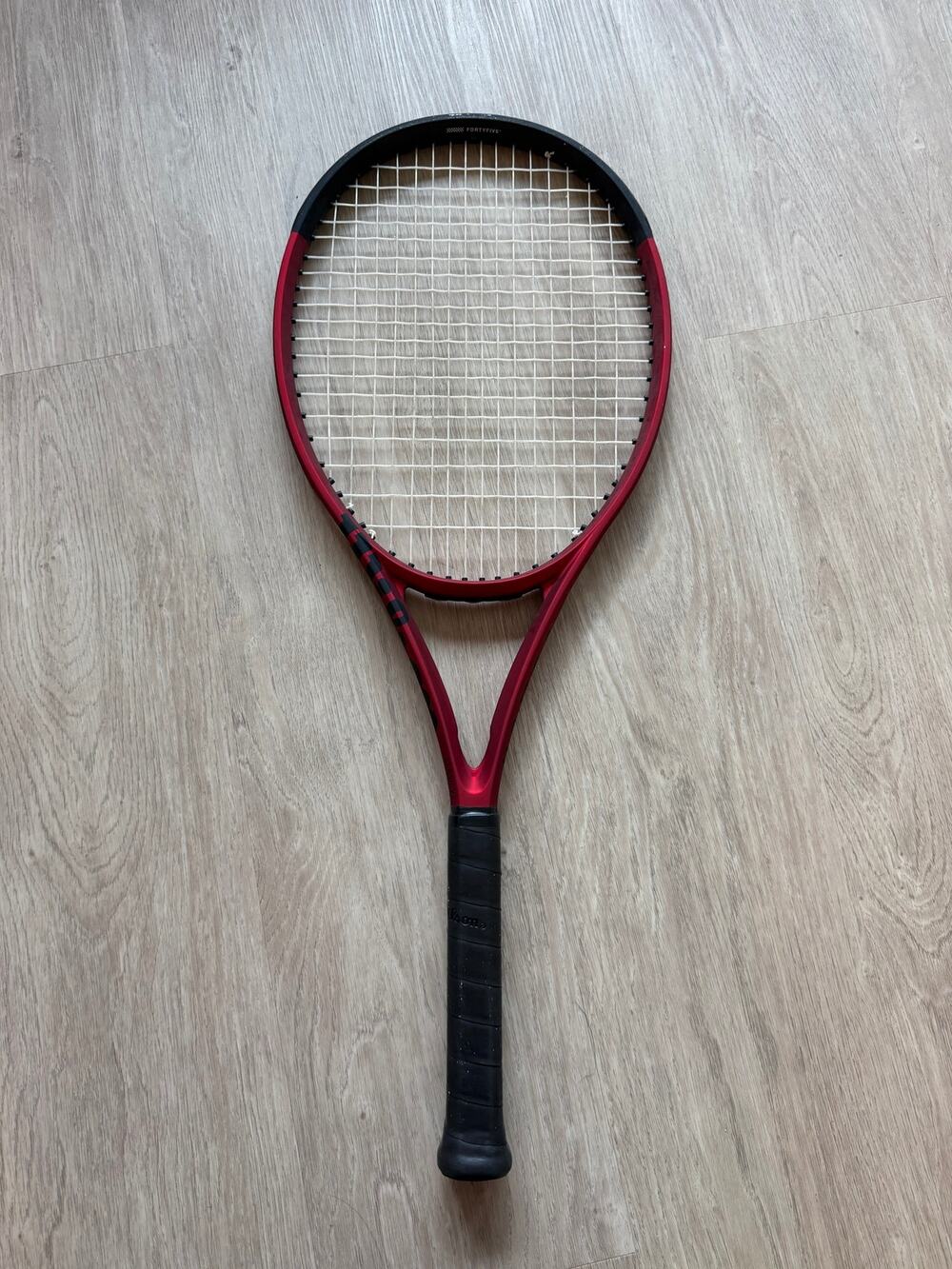 Wilson Clash tennis racket V2 100UL